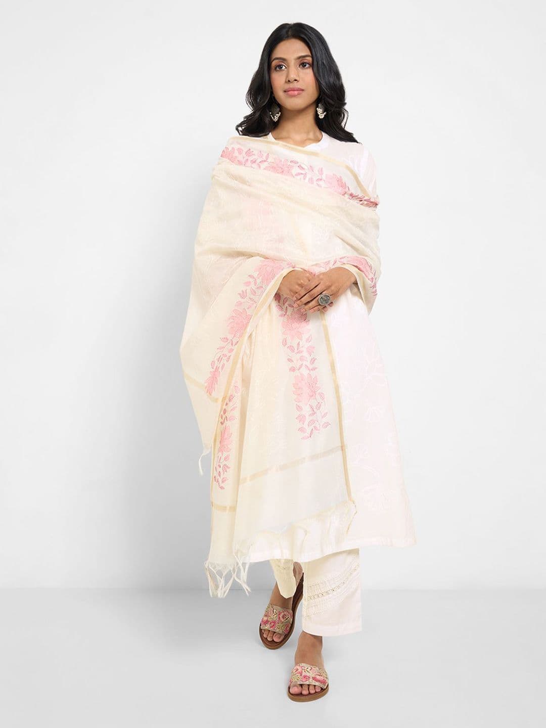 RANGMANCH BY PANTALOONS Embroidered Dupatta with Thread Work thumbnail 3