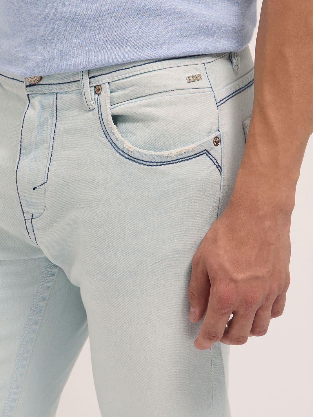 THE BEAR HOUSE Men Cotton Washed Slim Fit Mid-Rise Light Fade Stretchable Jeans thumbnail 5