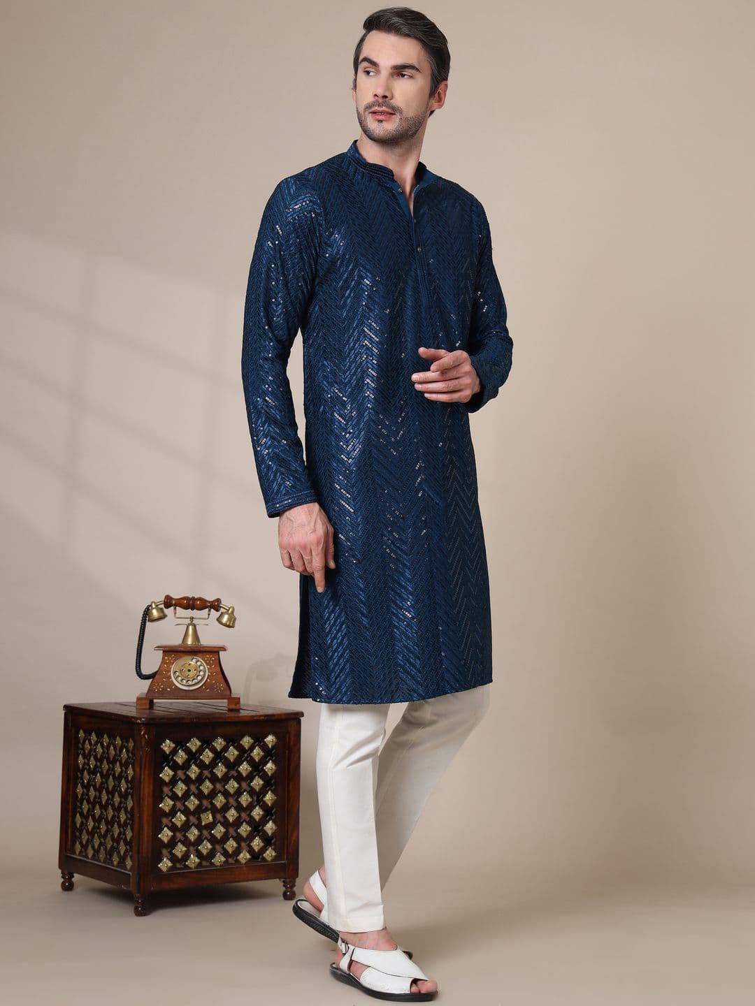 ADHIRAJAN Men Geometric Embroidered Chikankari Kurta thumbnail 3