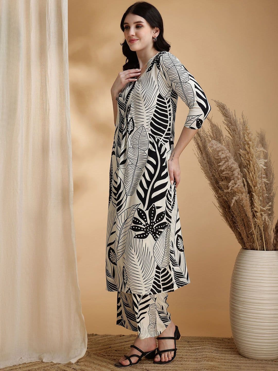KALINI Women  Printed Regular Kurta with Palazzos thumbnail 2
