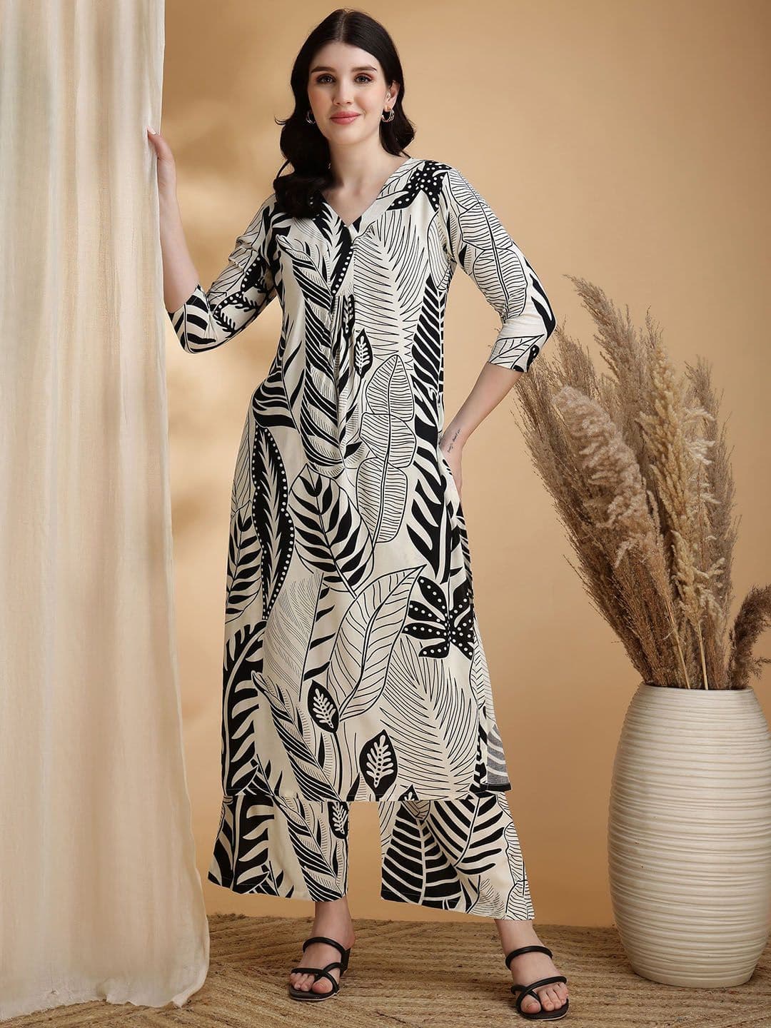 KALINI Women  Printed Regular Kurta with Palazzos thumbnail 4