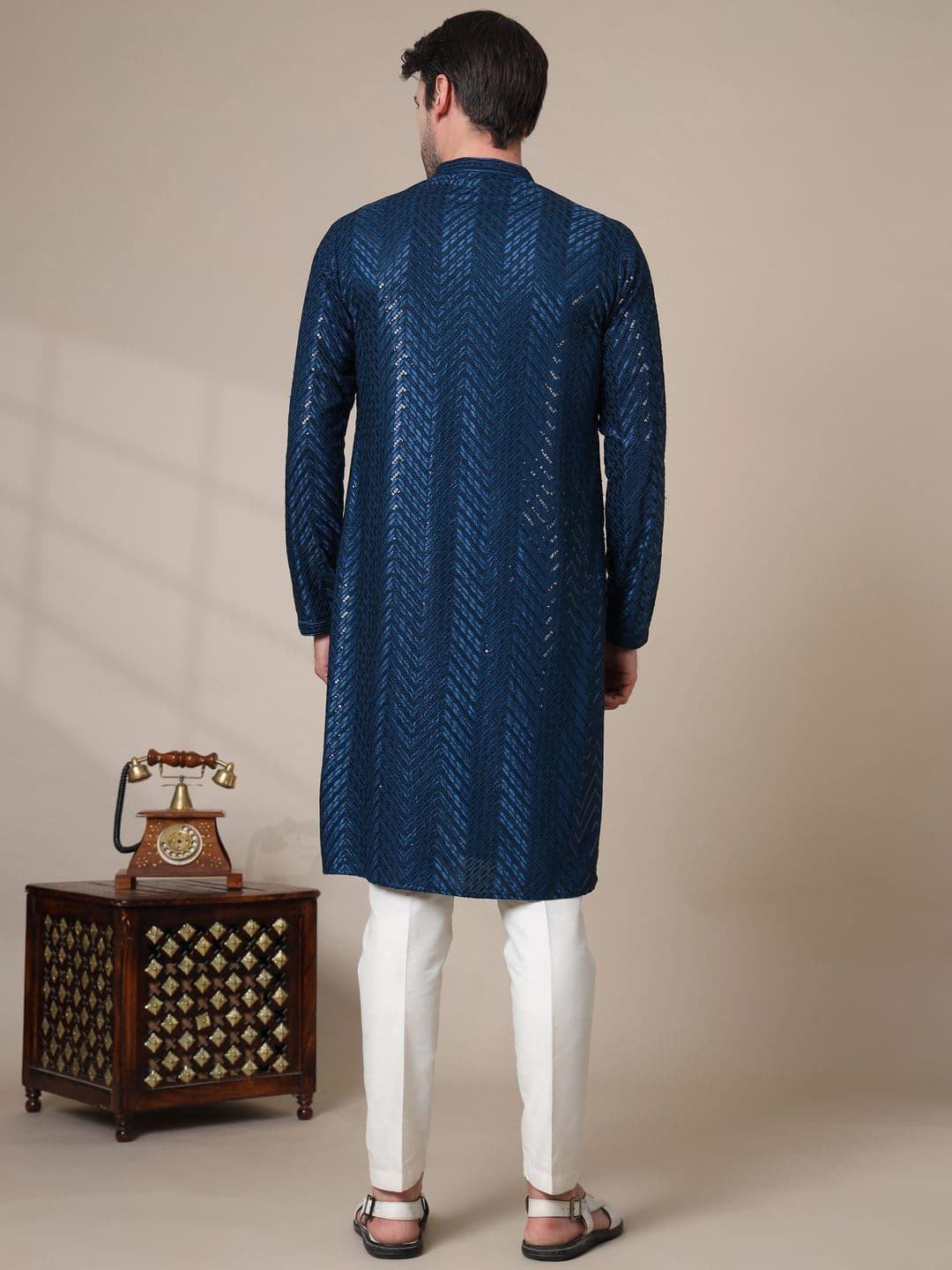 ADHIRAJAN Men Geometric Embroidered Chikankari Kurta thumbnail 4