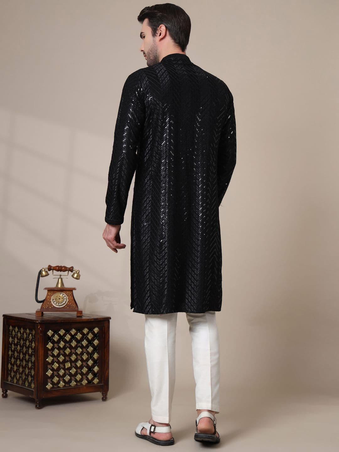 ADHIRAJAN Men Geometric Embroidered Chikankari Kurta thumbnail 4