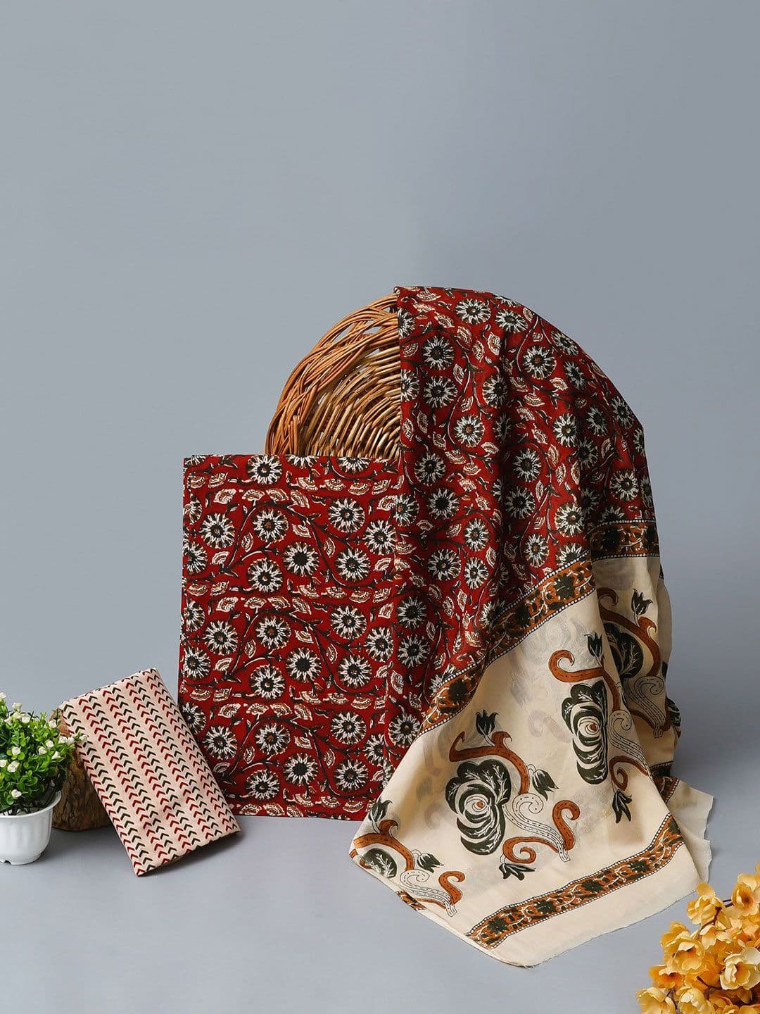 Kwatchi Floral Printed Pure Cotton Unstitched Dress Material thumbnail 4