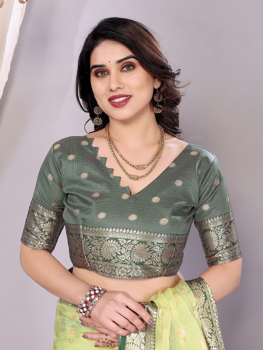 VILLAGIUS Ethnic Motifs Woven Design Organza Banarasi Saree thumbnail 3