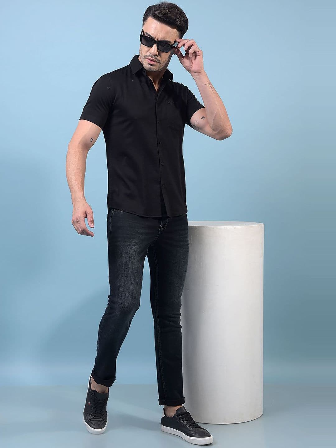Crimsoune Club Men Slim Fit Mid-Rise Heavy Fade Stretchable Clean Look Dark Shade Jeans thumbnail 2