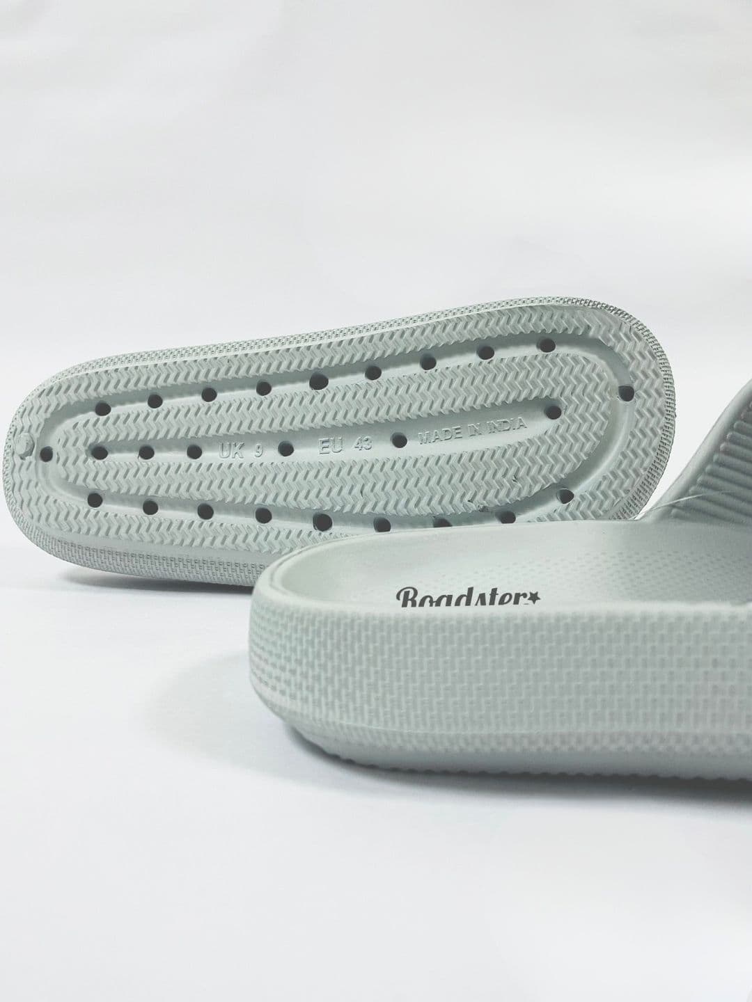 The Roadster Lifestyle Co. Men Textured Sliders thumbnail 4