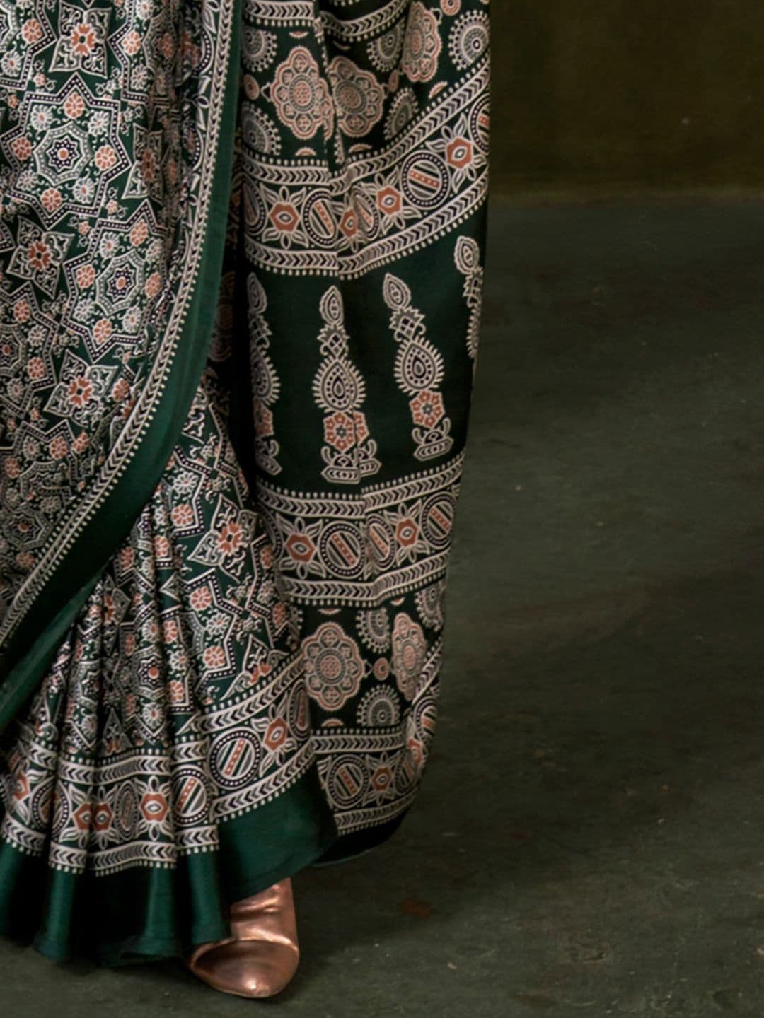 Mitera Ethnic Motifs Ajrak Block Print Saree thumbnail 2