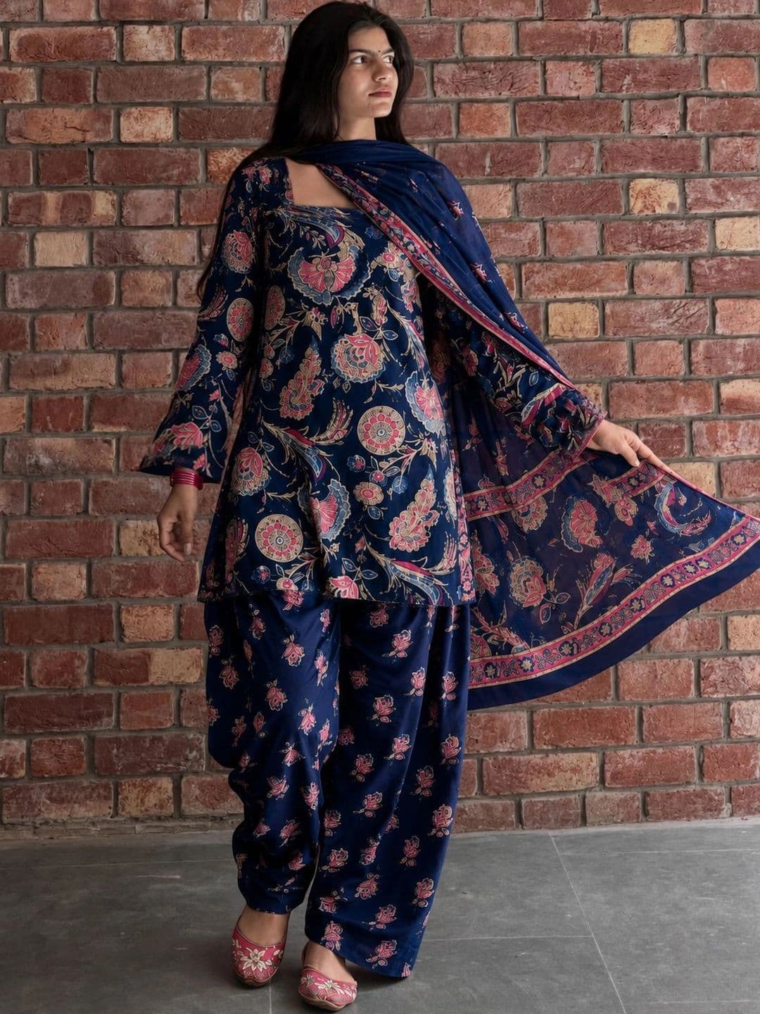 GoSriKi Women Floral Printed Regular Kurta with Patiala & With Dupatta thumbnail 5