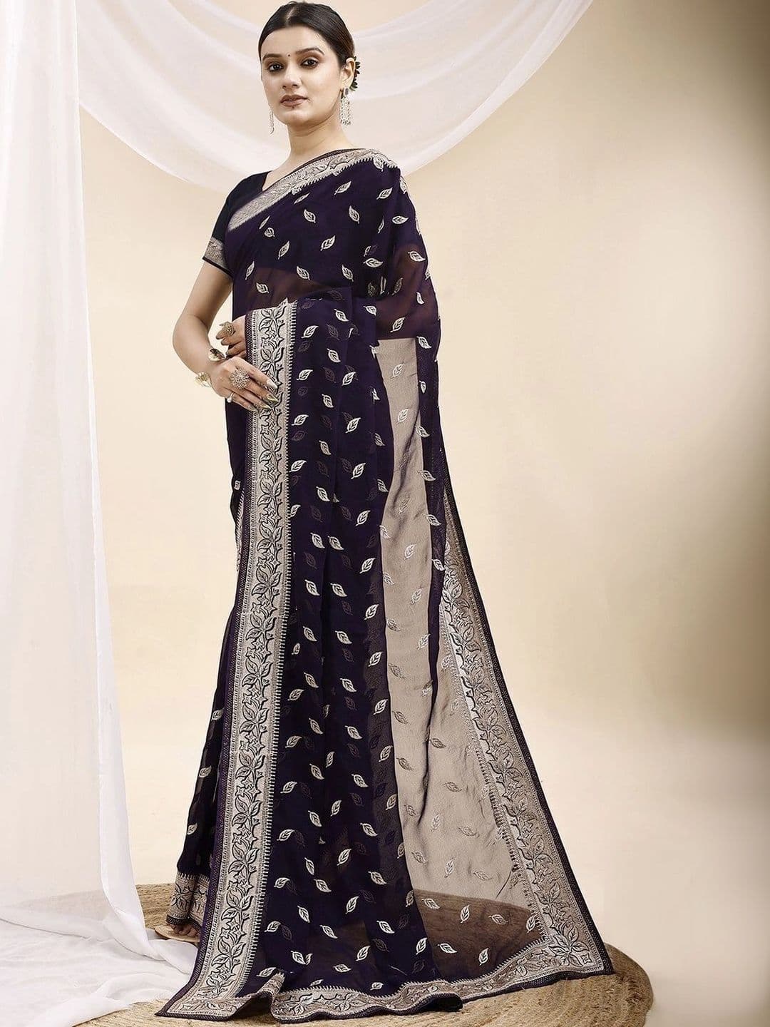 Leelavati Ethnic Motifs Embroidered Pure Georgette Saree thumbnail 5