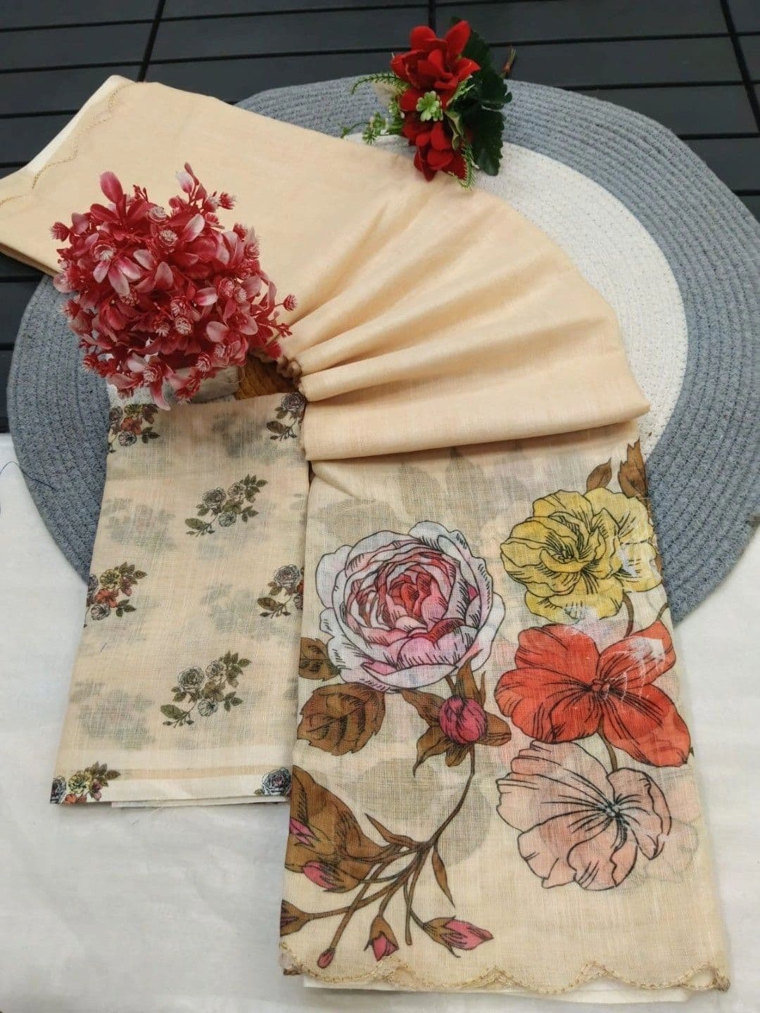 Peachmode Cream Linen Saree with Floral Print & Cut Work Border thumbnail 6