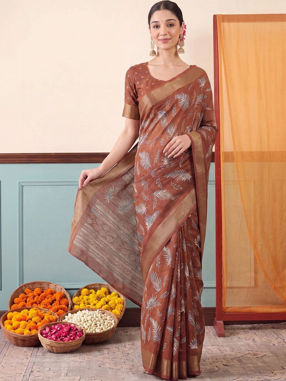 Anouk Floral Zari Silk Blend Designer Saree thumbnail 3
