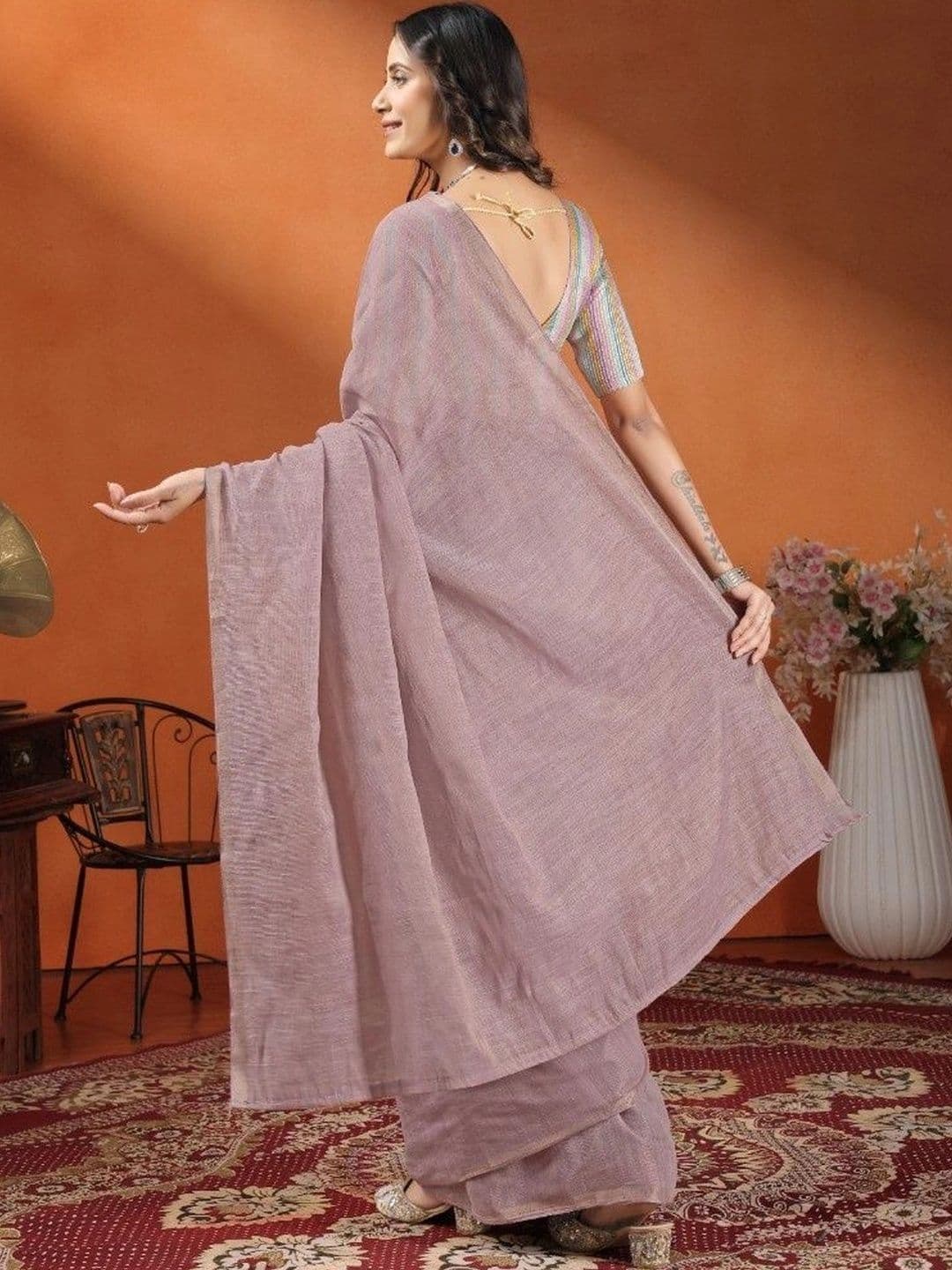 aeriebier Women Woven Design Zari Maheshwari Saree thumbnail 2