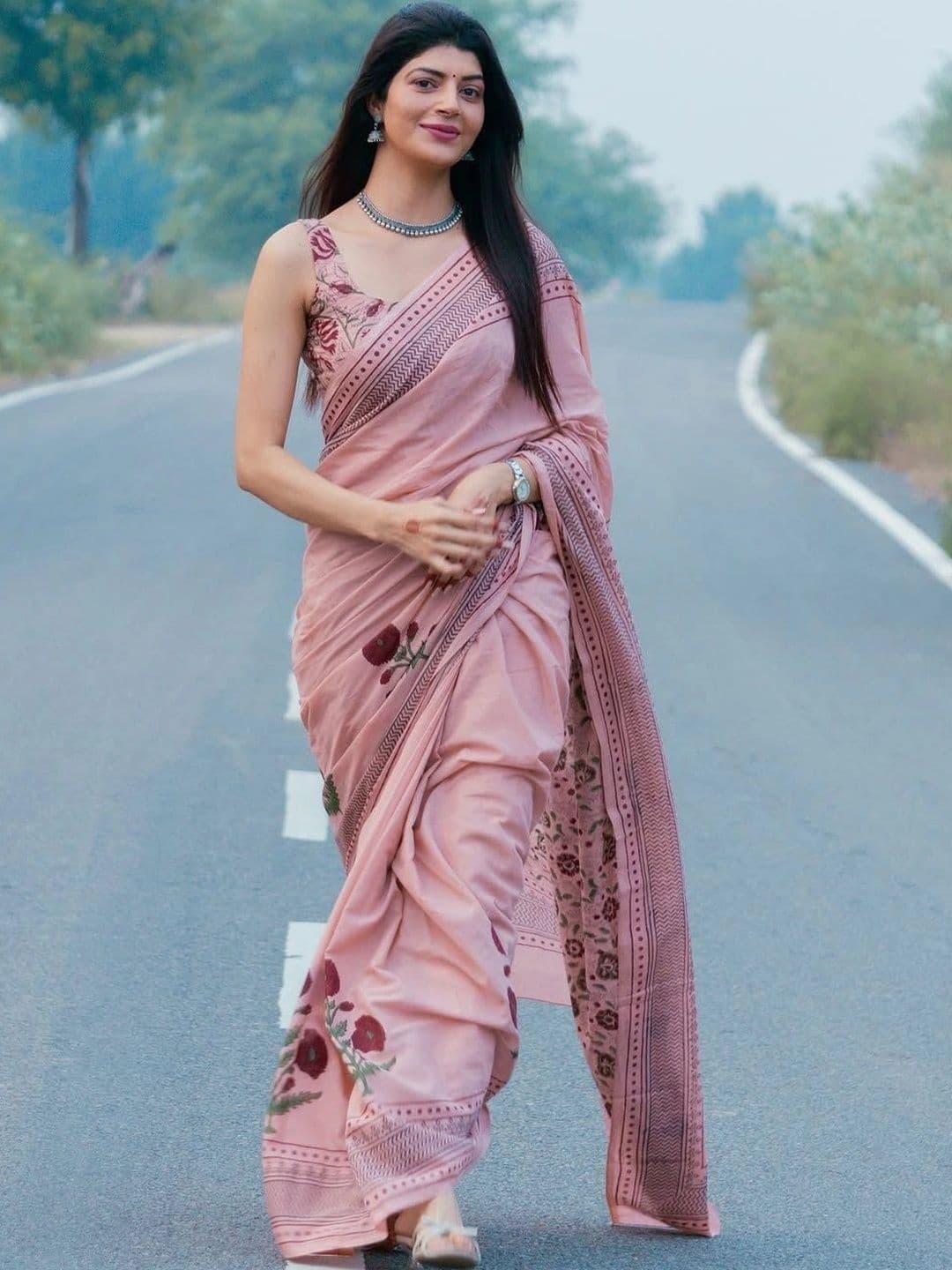 SURATII Linen Blend Saree thumbnail 3