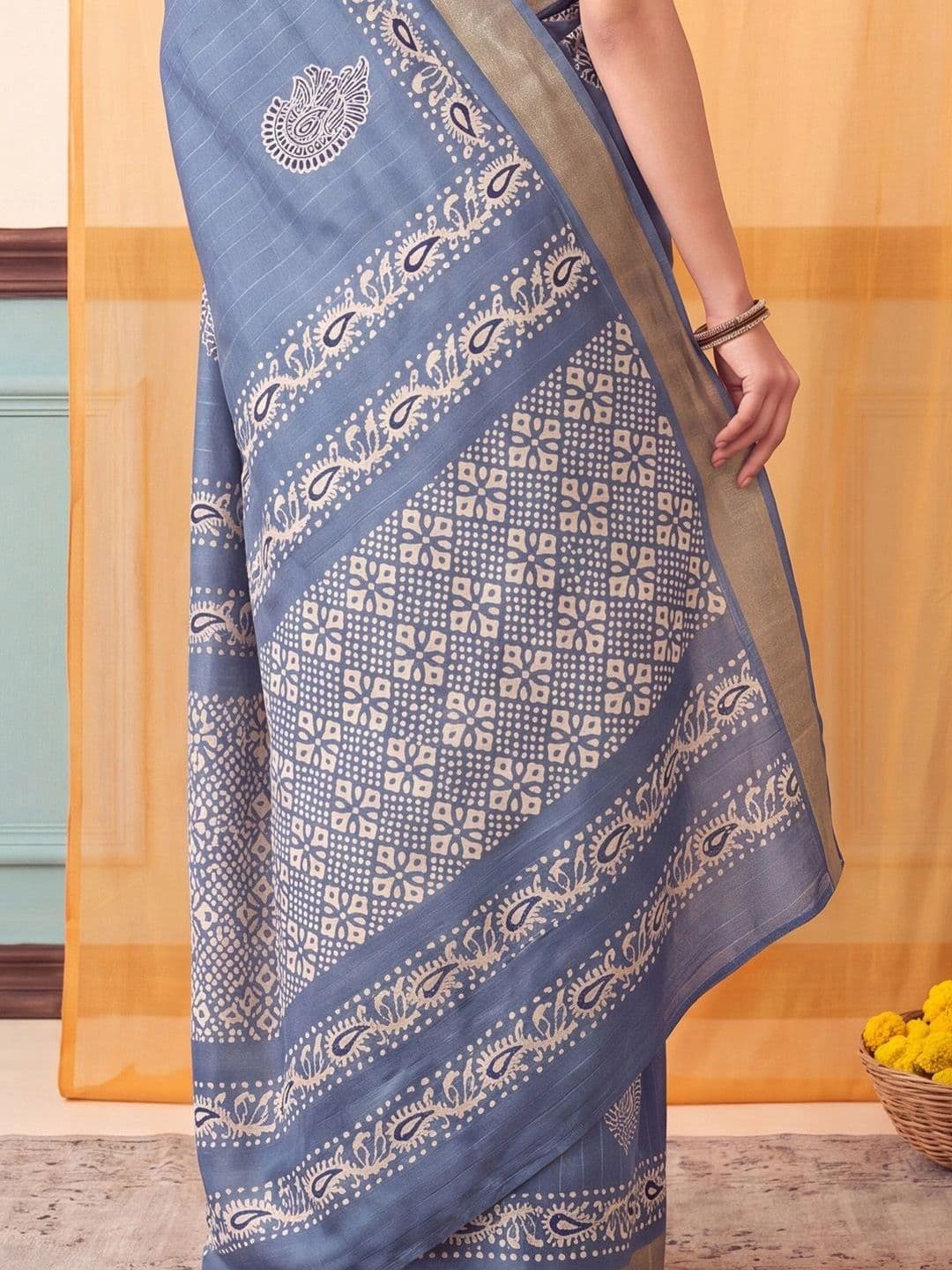 Anouk Batik Zari Silk Blend Designer Block Print Saree thumbnail 3