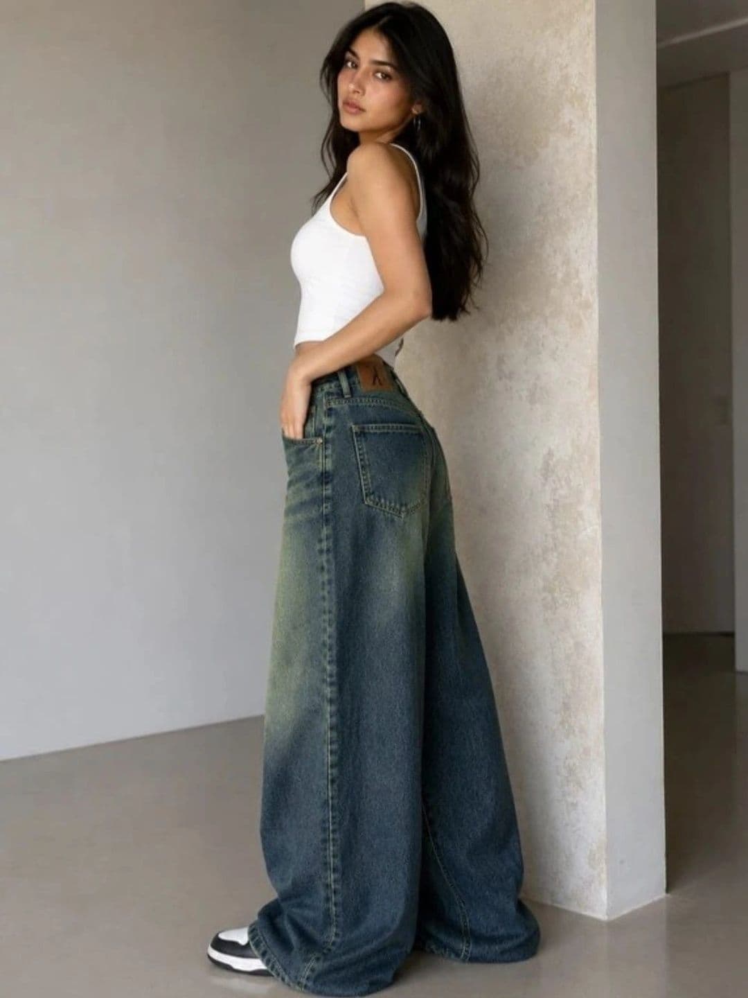 ESLITA Women High-Rise Light Fade Jeans thumbnail 2