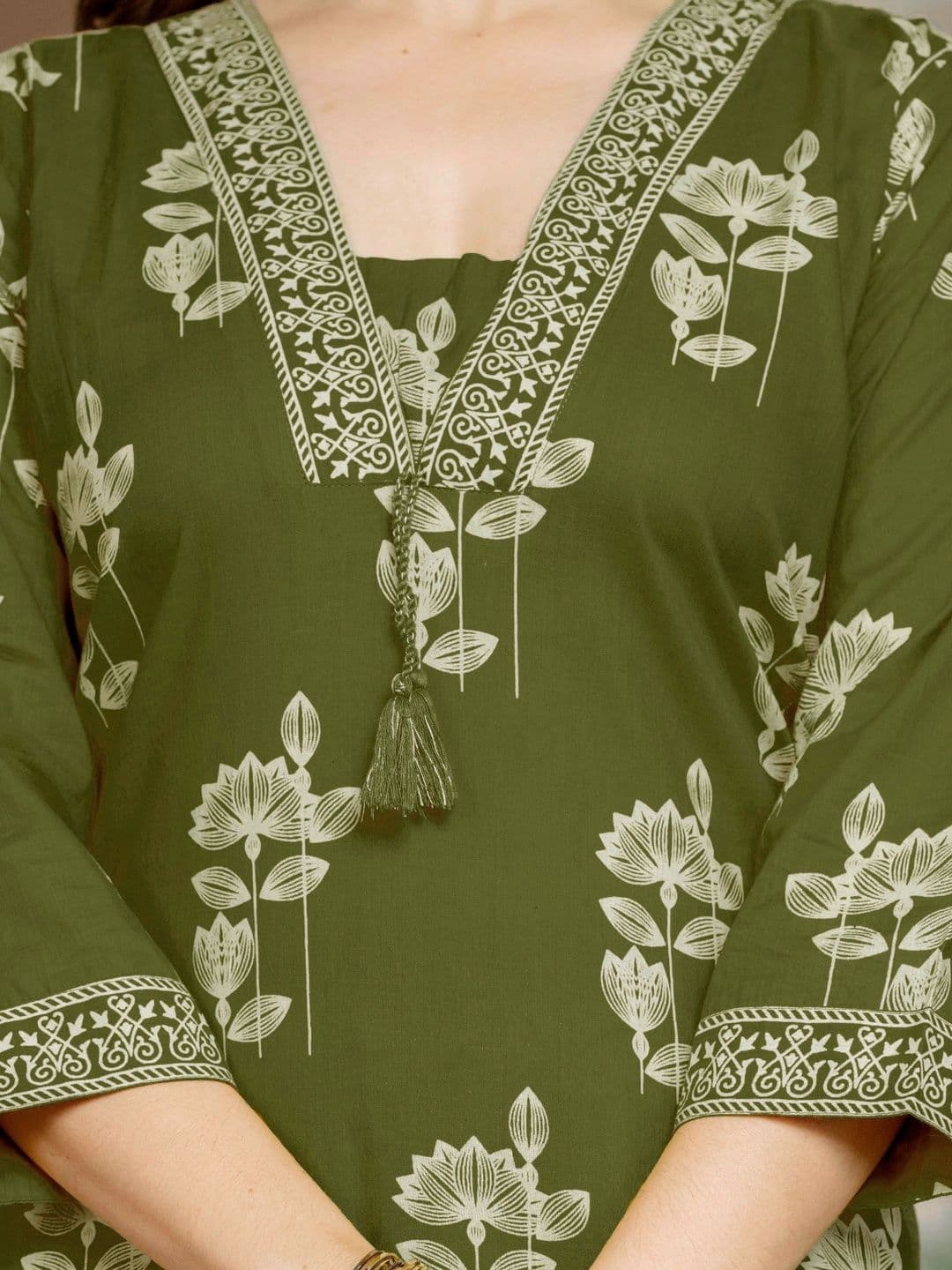 PARTHVI Women Floral Printed Regular Pure Cotton Kurta with Trousers & With Dupatta thumbnail 5