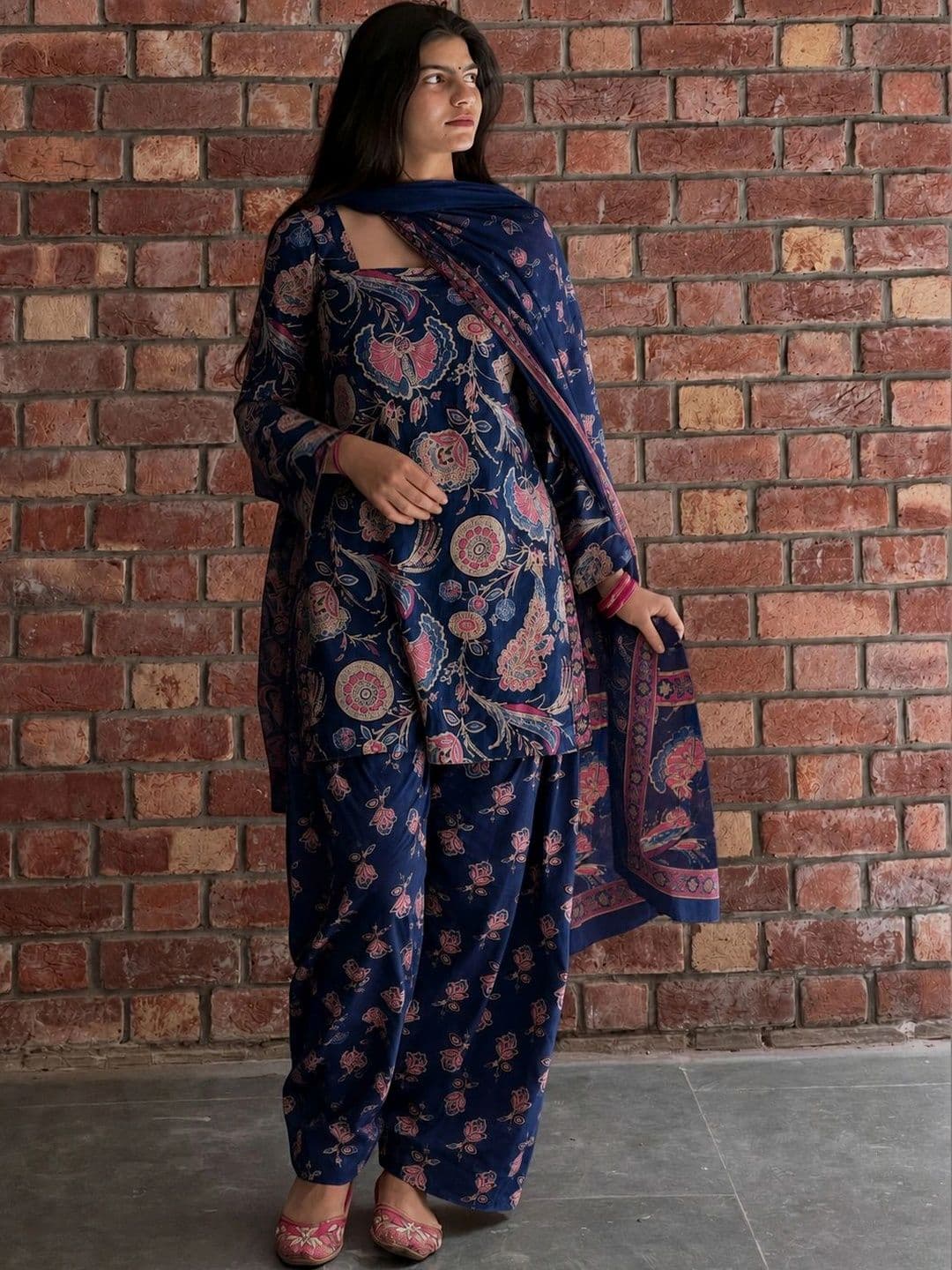 GoSriKi Women Floral Printed Regular Kurta with Patiala & With Dupatta thumbnail 4
