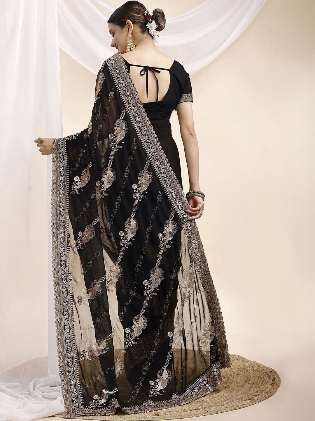 Leelavati Ethnic Motifs Embroidered Pure Georgette Saree thumbnail 4