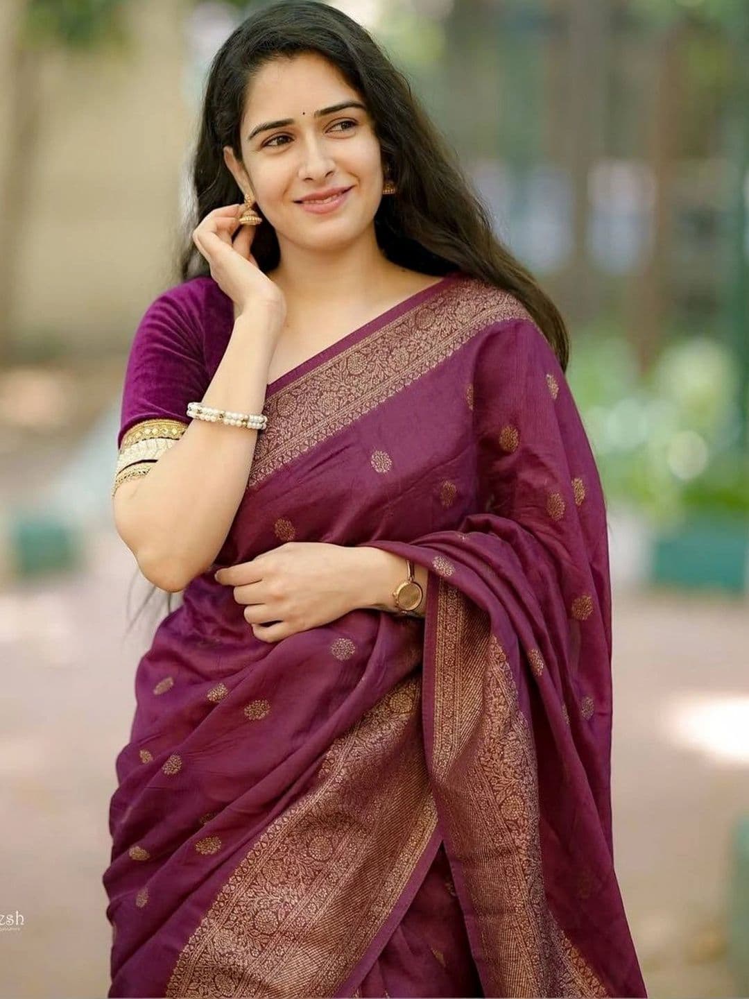 all about you Woven Design Zari Silk Blend Heavy Work Kanjeevaram Saree thumbnail 3