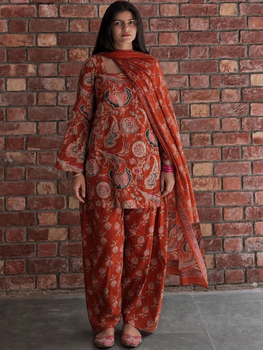 GoSriKi Women Floral Printed Regular Kurta with Patiala & With Dupatta thumbnail 3