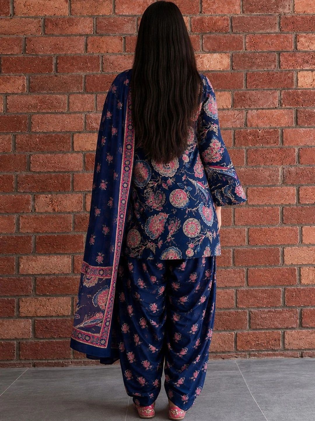 GoSriKi Women Floral Printed Regular Kurta with Patiala & With Dupatta thumbnail 2