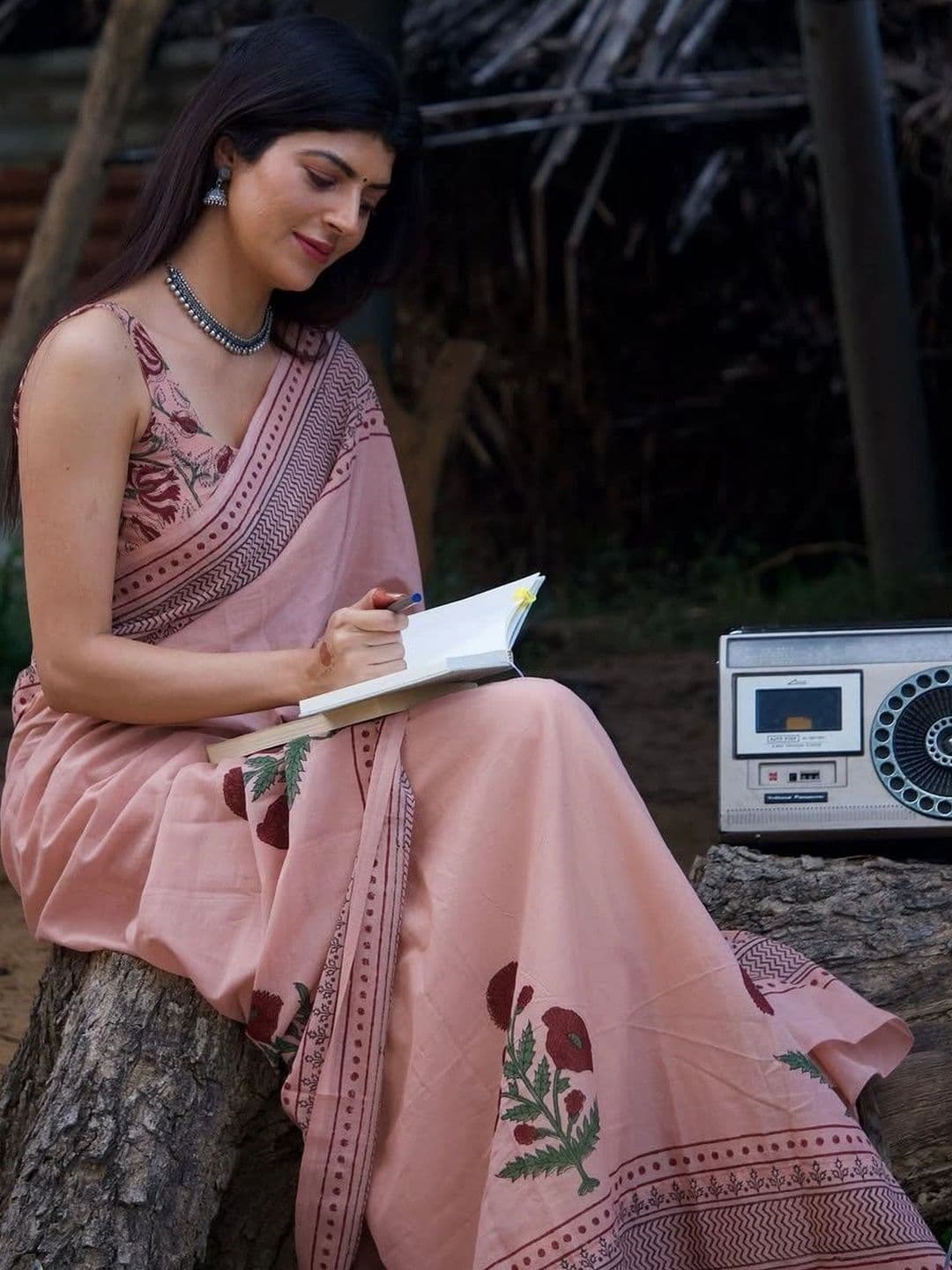 SURATII Linen Blend Saree thumbnail 4