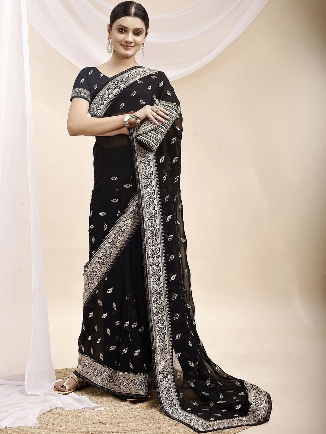 Leelavati Women Ethnic Motifs Printed Pure Georgette Saree thumbnail 4