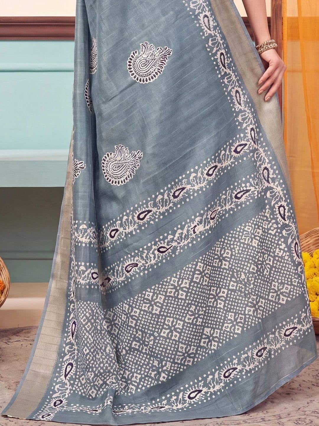 Anouk Batik Zari Silk Blend Designer Block Print Saree thumbnail 4