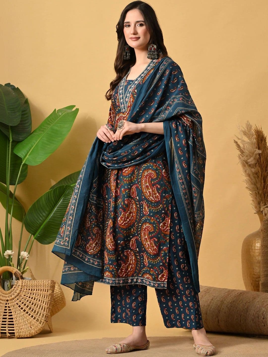 Anouk Women Paisley Printed Regular Thread Work Pure Cotton Kurta with Trousers & With Dupatta thumbnail 6