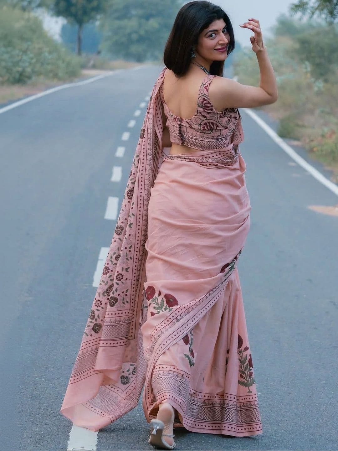 SURATII Linen Blend Saree thumbnail 2