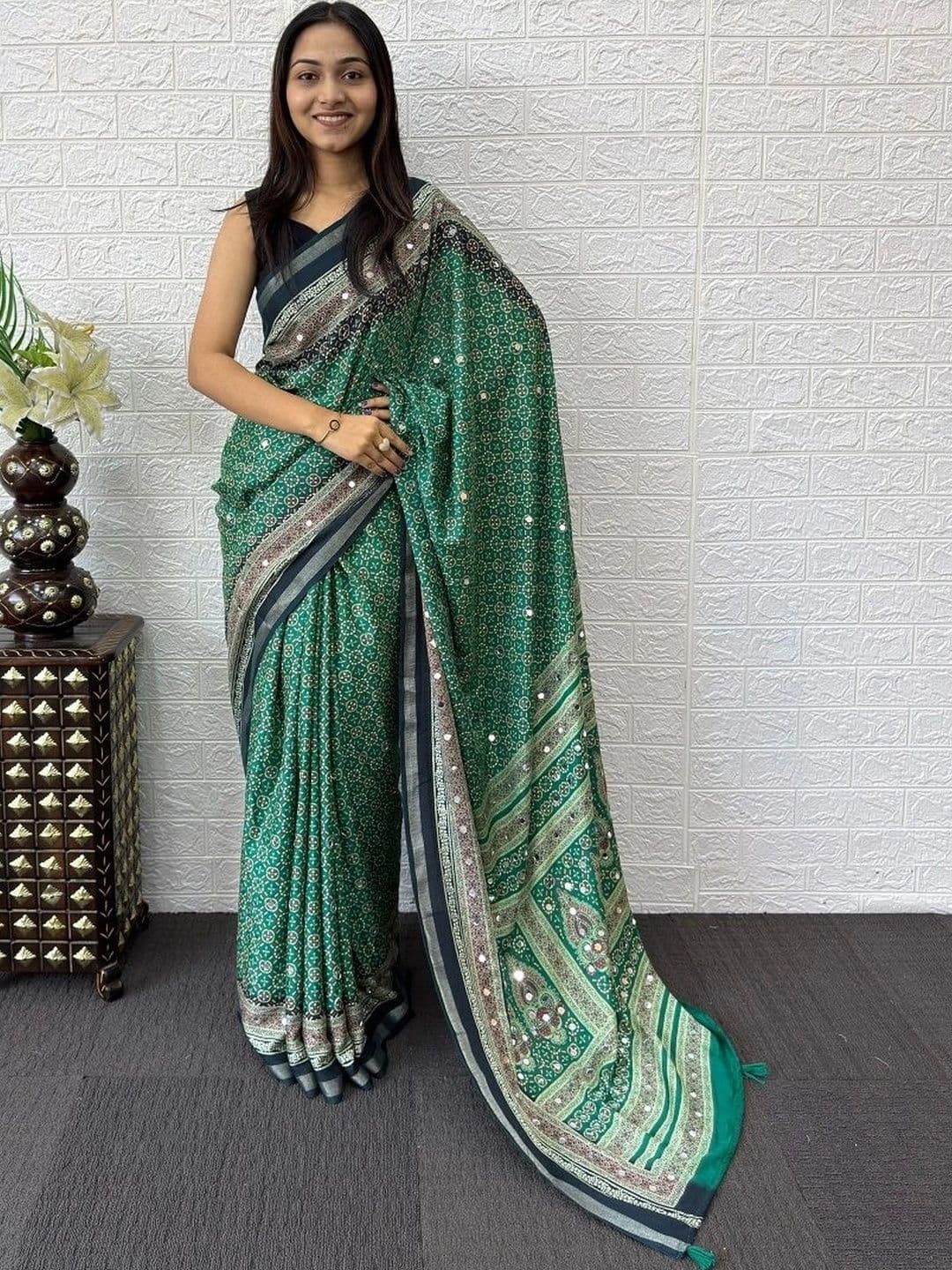 FABBRITY Bandhani Mirror Work Pure Cotton Designer Saree thumbnail 4
