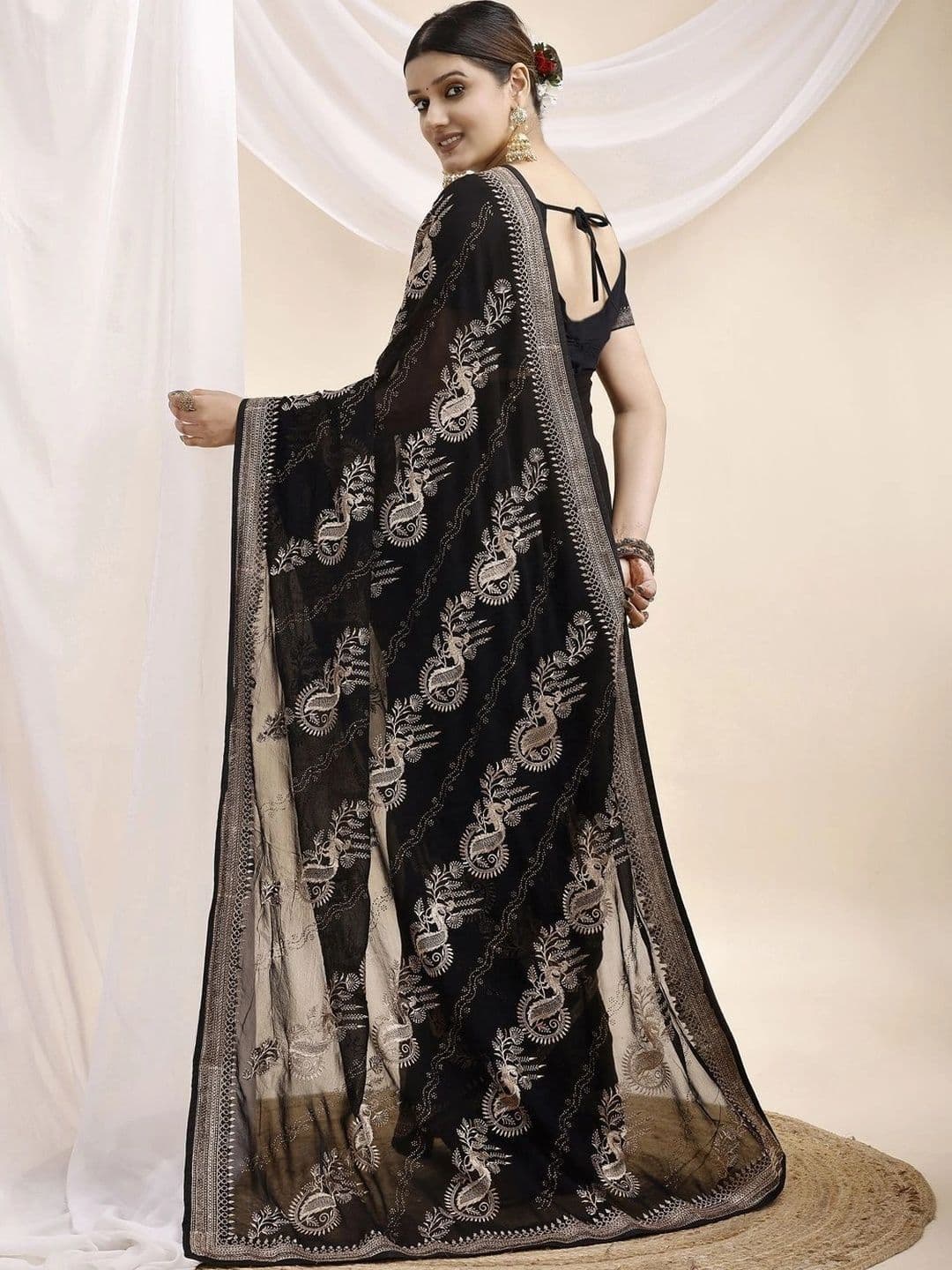 Leelavati Ethnic Motifs Embroidered Pure Georgette Saree thumbnail 2