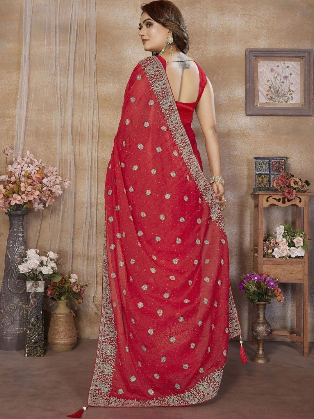Leelavati Ethnic Motifs Embroidered Pure Georgette Saree thumbnail 3