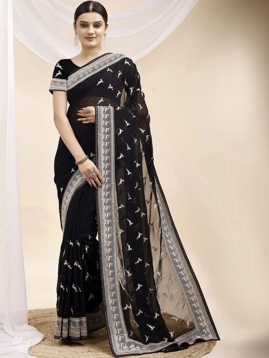 Leelavati Ethnic Motifs Embroidered Pure Georgette Saree thumbnail 5