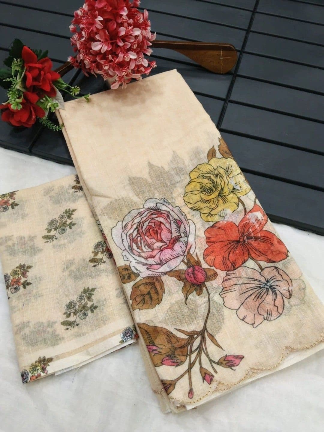 Peachmode Cream Linen Saree with Floral Print & Cut Work Border thumbnail 4