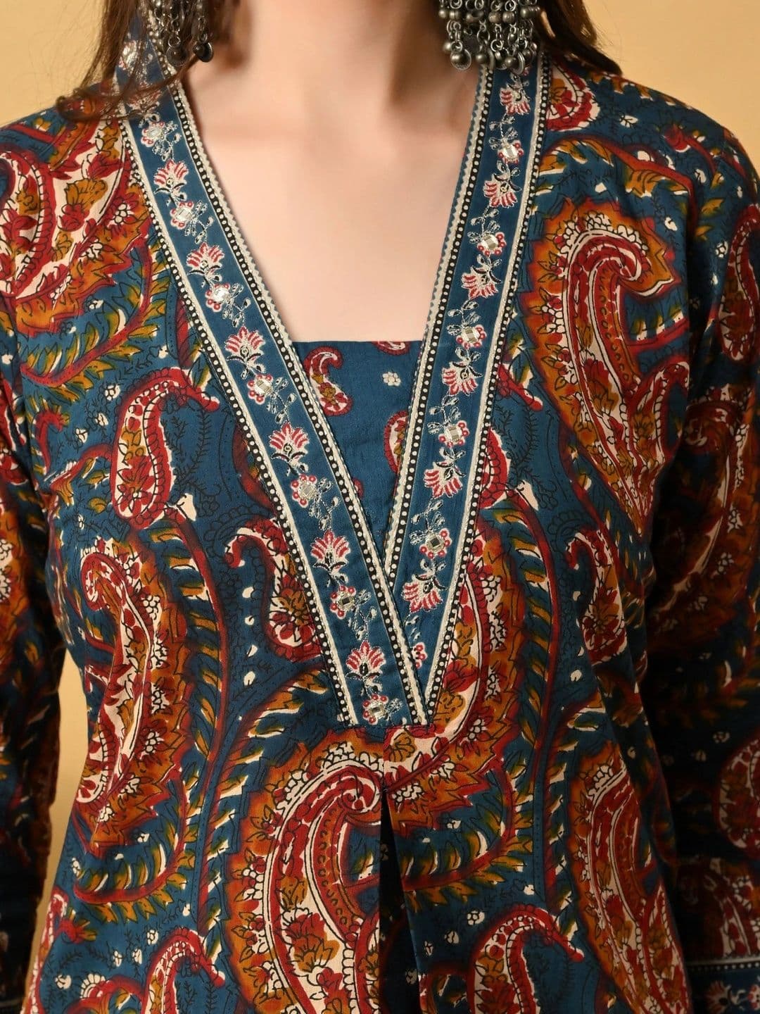 Anouk Women Paisley Printed Regular Thread Work Pure Cotton Kurta with Trousers & With Dupatta thumbnail 2