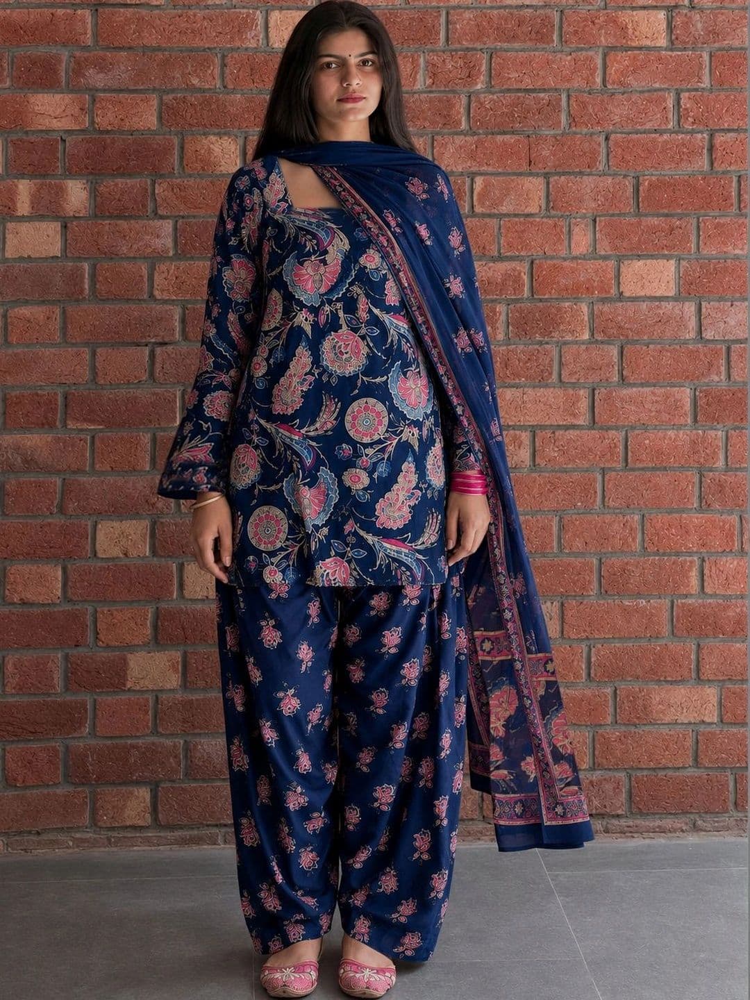 GoSriKi Women Floral Printed Regular Kurta with Patiala & With Dupatta thumbnail 3