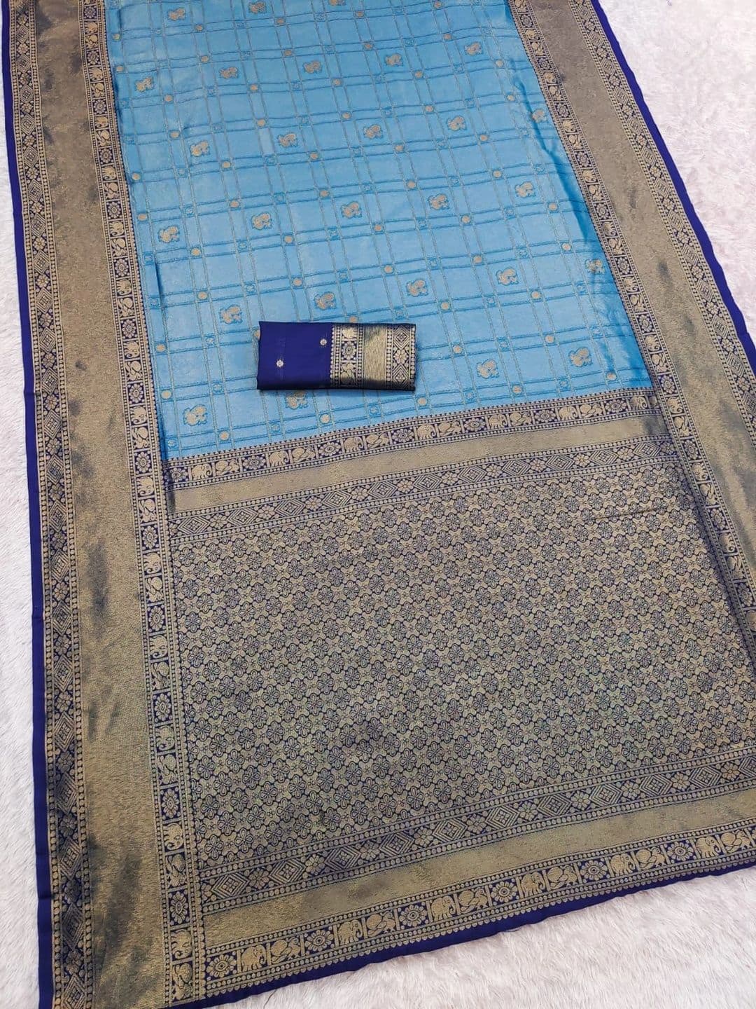 ERIKA Ethnic Motifs Zari Silk Blend Designer Kanjeevaram Saree thumbnail 2
