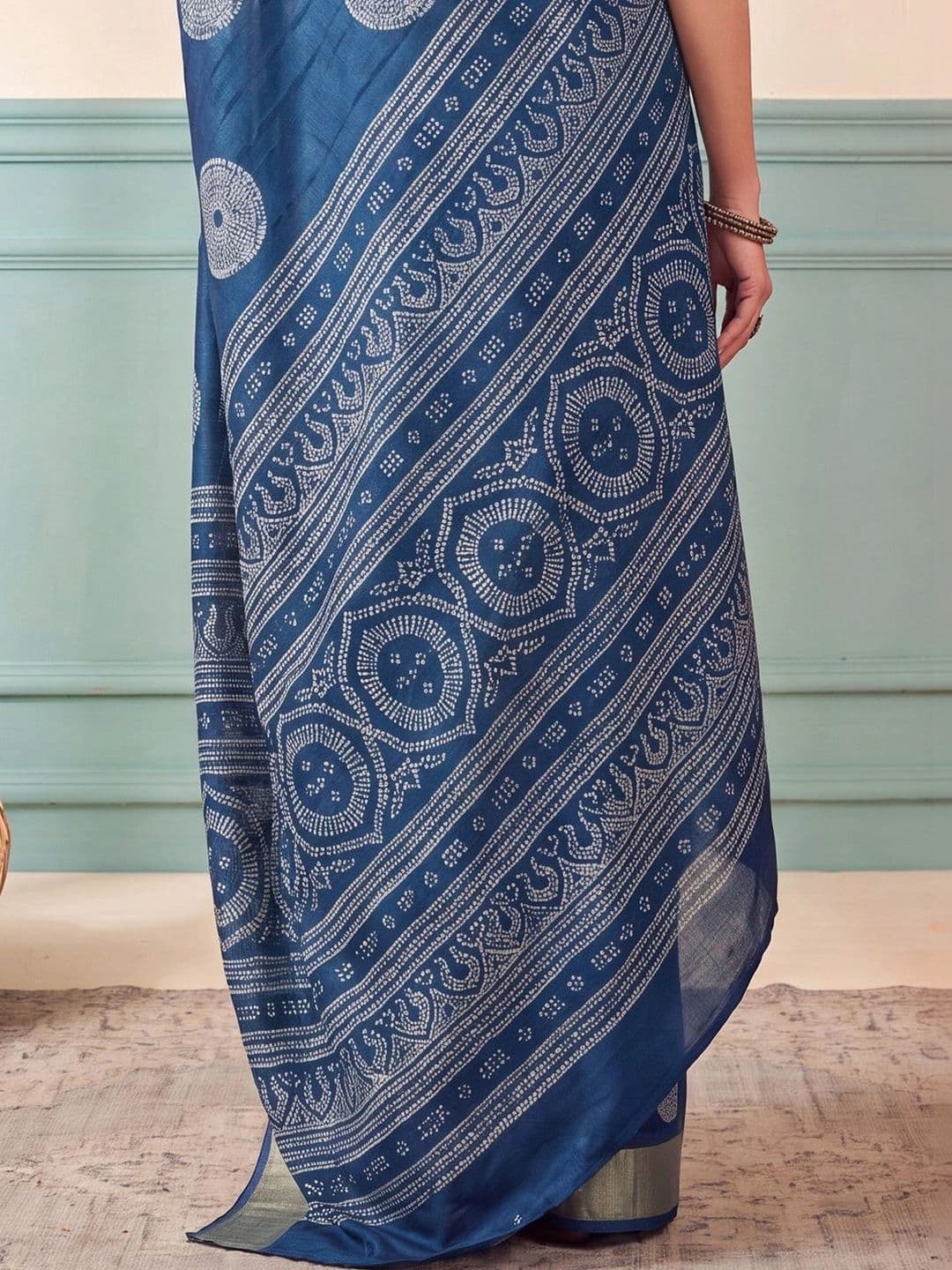Anouk Batik Zari Silk Blend Designer Block Print Saree thumbnail 2