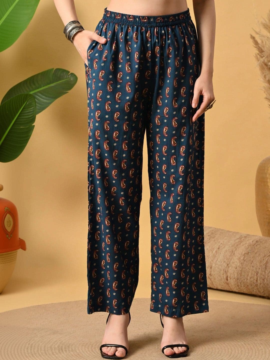 Anouk Women Paisley Printed Regular Thread Work Pure Cotton Kurta with Trousers & With Dupatta thumbnail 4