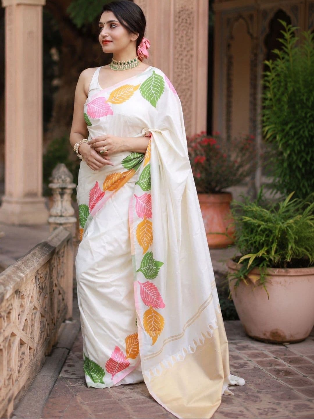 aeriebier Woven Design Zari Silk Blend Banarasi Saree thumbnail 3