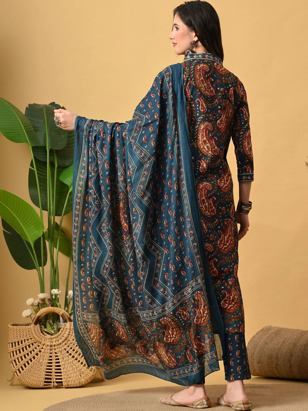 Anouk Women Paisley Printed Regular Thread Work Pure Cotton Kurta with Trousers & With Dupatta thumbnail 5