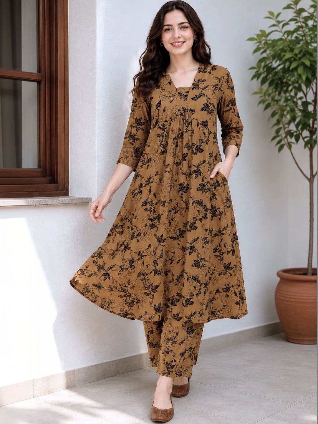 NEW ETHNIC 4 YOU Women Floral Printed Regular Kurta with Trousers thumbnail 3
