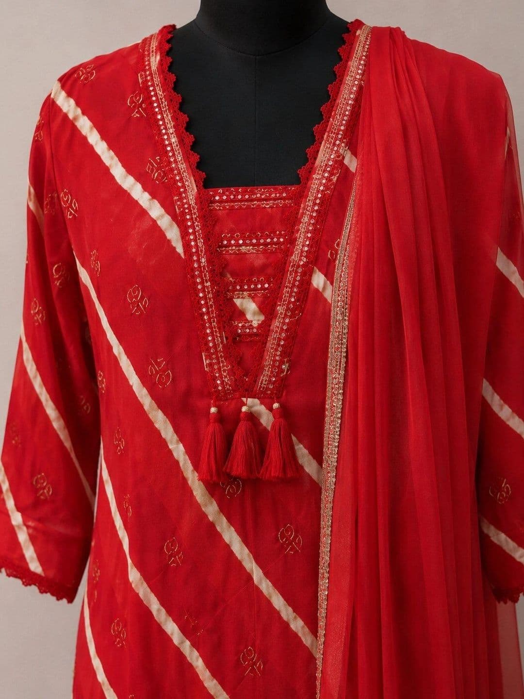 Sangria Women Ethnic Motifs Printed Regular Gotta Patti Kurta with Palazzos & With Dupatta thumbnail 3