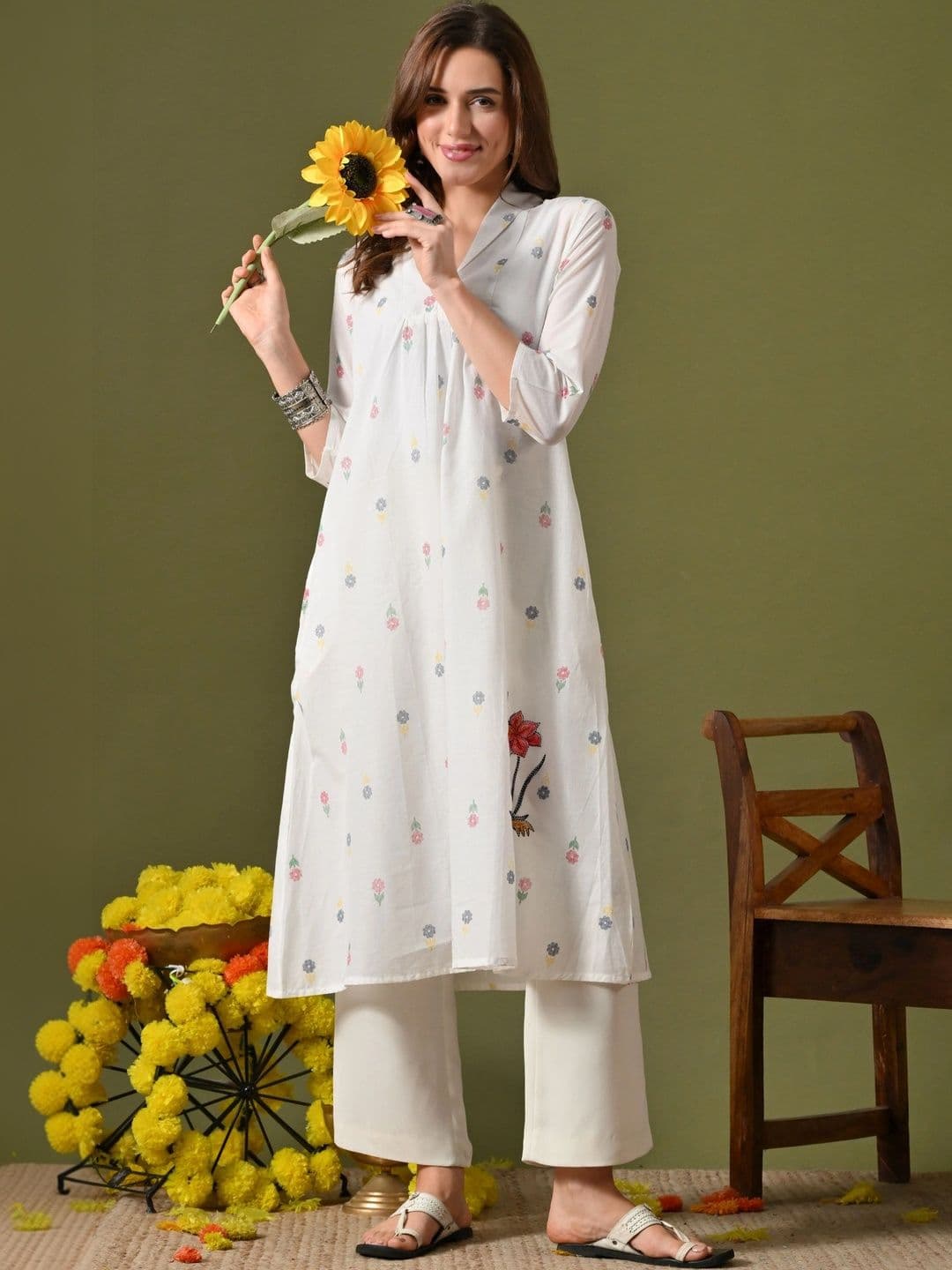 Anouk Rustic Women Floral Embroidered Thread Work Floral Kurta thumbnail 2