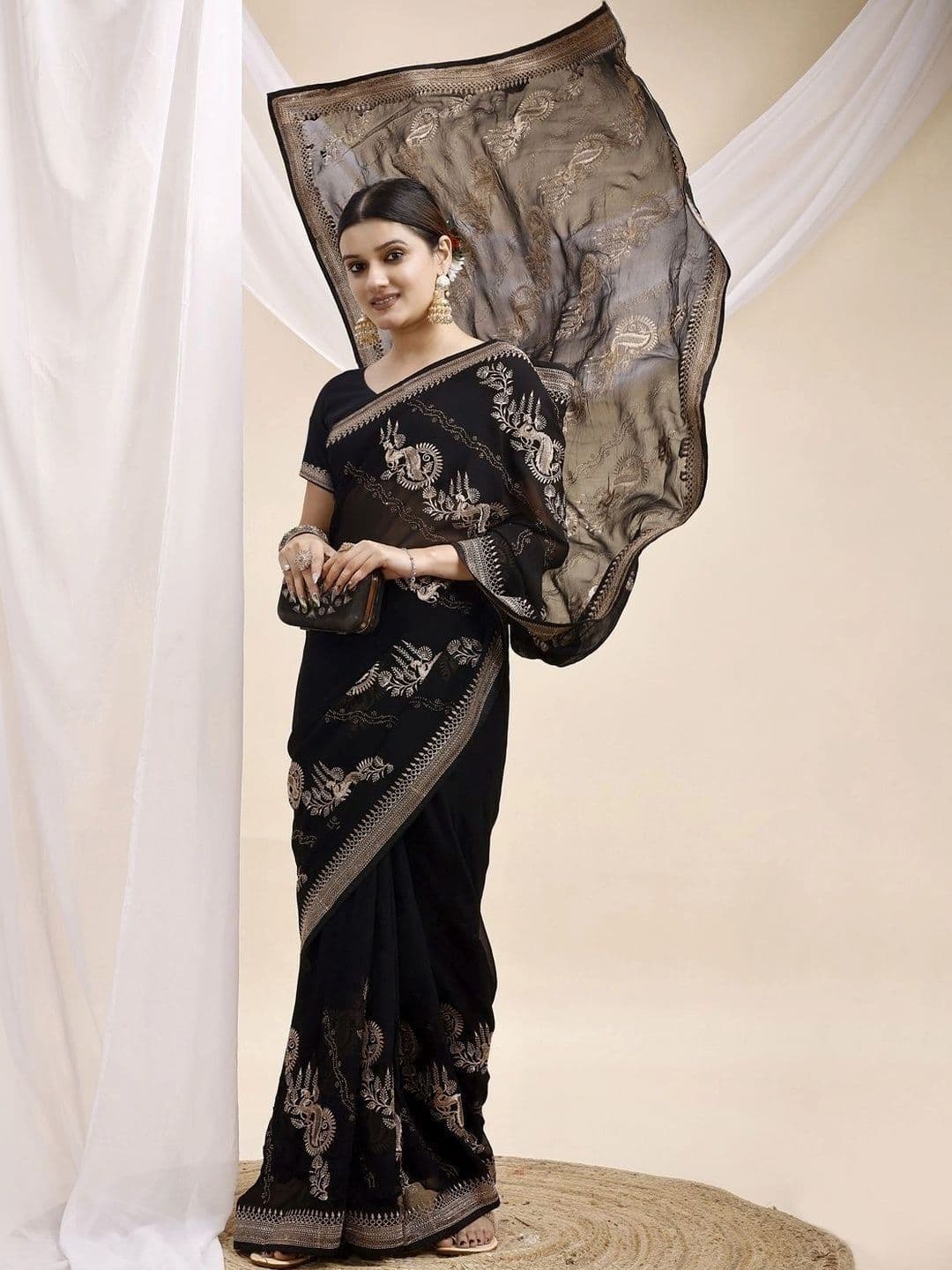 Leelavati Ethnic Motifs Embroidered Pure Georgette Saree thumbnail 4