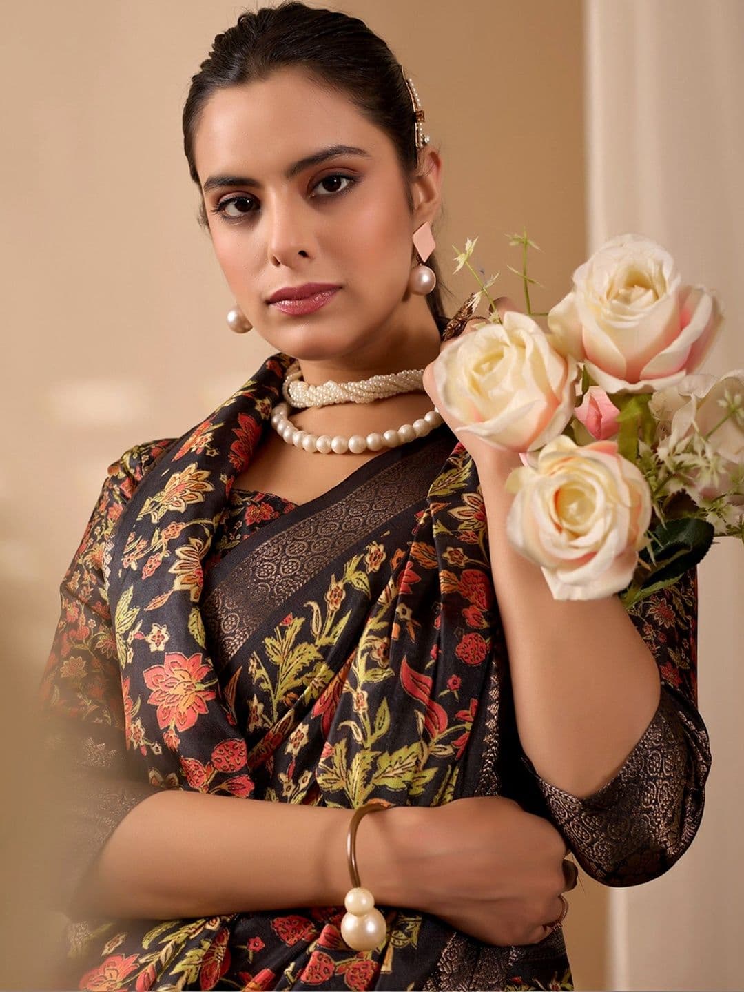LeeliPeeri Designer Floral Zari Silk Blend Designer Saree thumbnail 4