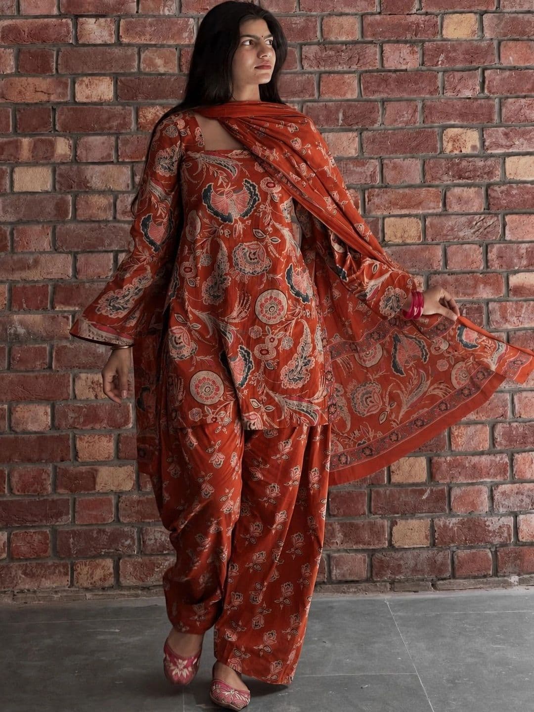 GoSriKi Women Floral Printed Regular Kurta with Patiala & With Dupatta thumbnail 4