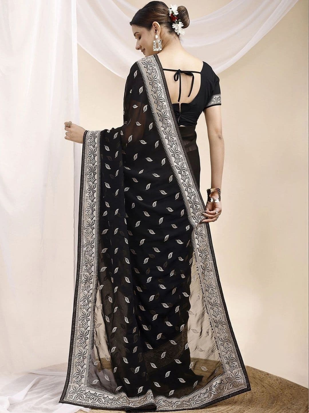 Leelavati Women Ethnic Motifs Printed Pure Georgette Saree thumbnail 3